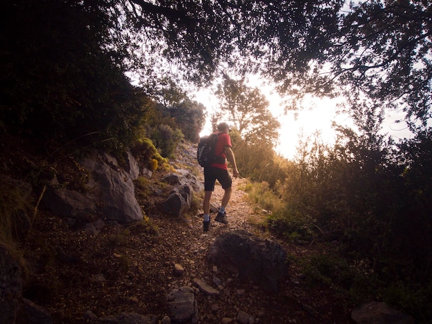 Zdjęcie mężczyzny uprawiającego sport w dniu trekkingu przez góry Sierra de Guara.