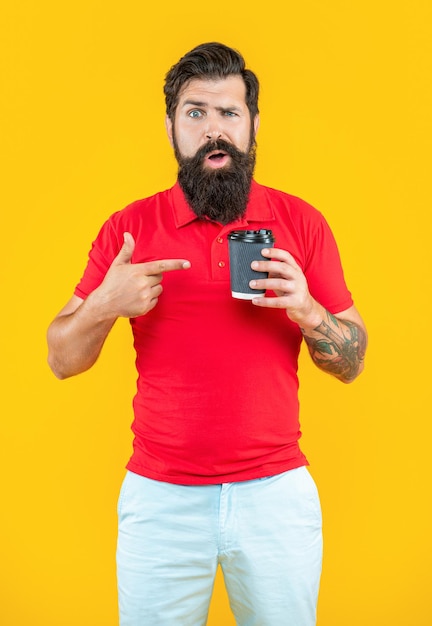 Zdjęcie mężczyzny w punkcie przerwy na kawę Mężczyzna w przerwie na kawę odizolowany na żółto