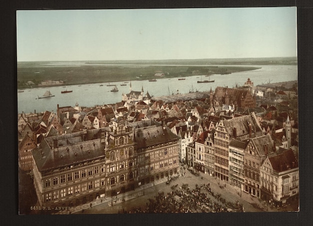 zdjęcie miasta z rzeką i budynkami na tle