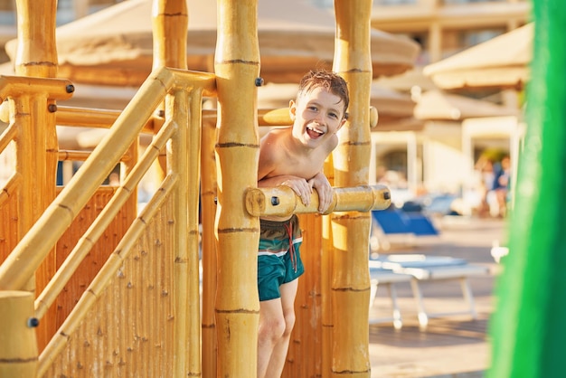 Zdjęcie młodego chłopca grającego w odkrytym parku wodnym