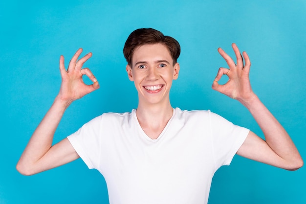 Zdjęcie Młodego Wesołego Mężczyzny Pokazuje Palce Okey Symbol Reklamuje Promocję Idealną Na Białym Tle Nad Niebieskim Kolorem Tła