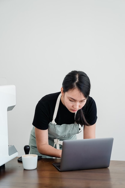 Zdjęcie młodej azjatyckiej biznesmenki pracującej w biurze z laptopem
