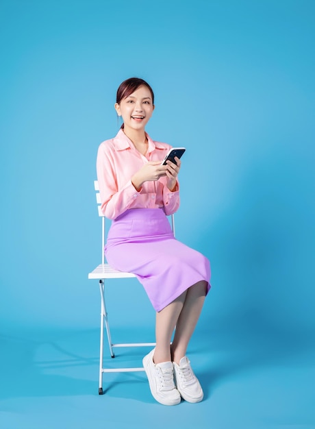 Zdjęcie młodej azjatyckiej bizneswoman siedzącej na krześle