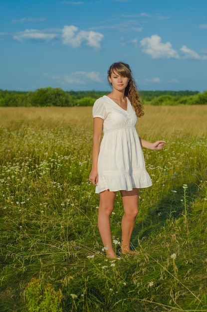 Zdjęcie Młodej Brunetki W Białej Sukni Spacerującej W Terenie