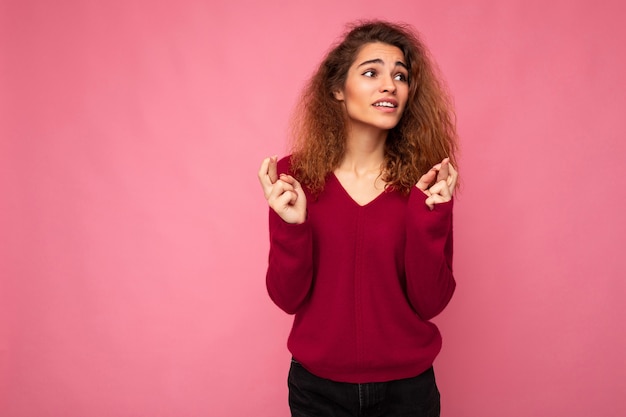 Zdjęcie Młodej Emocjonalnej Atrakcyjnej Brunetki Kręconej Kobiety Ze Szczerymi Emocjami W Modnym Różu