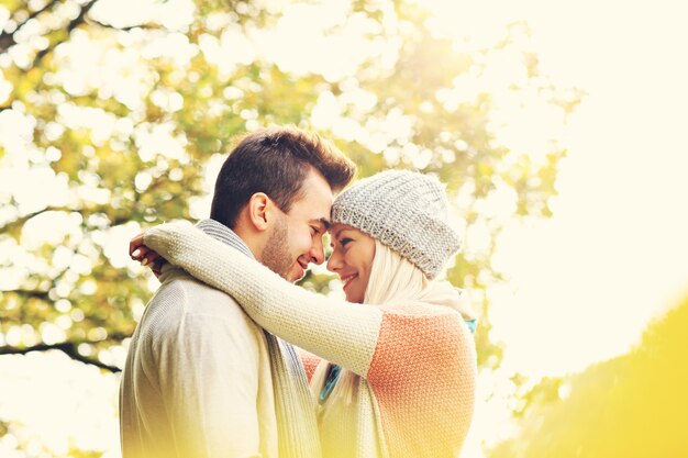 Zdjęcie młodej pary romantycznej przytulającej się jesienią w parku