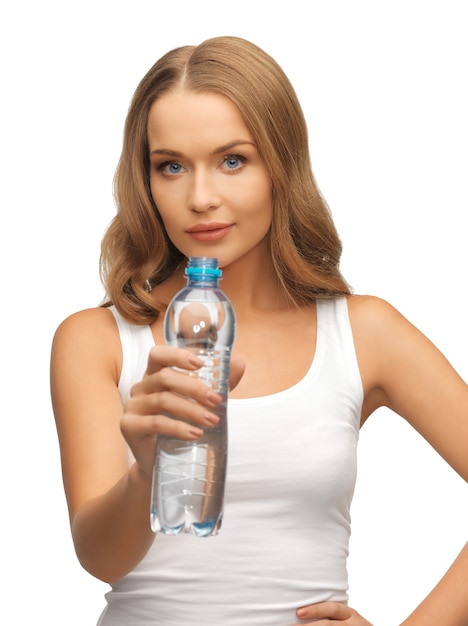 zdjęcie młodej pięknej kobiety z butelką wody