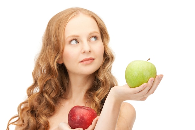 zdjęcie młodej pięknej kobiety z zielonymi i czerwonymi jabłkami
