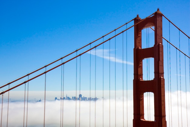 Zdjęcie zdjęcie mostu golden gate z san francisco w oddali otoczonym chmurami