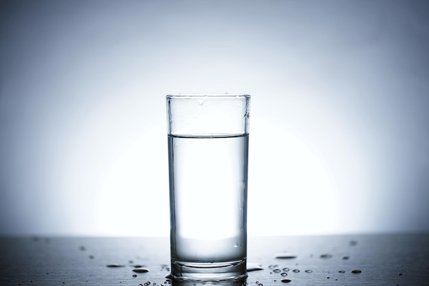 Zdjęcie nalewania wody do szklanki wody