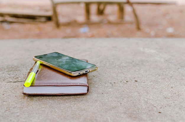 Zdjęcie notebooka i smartfona na betonowym stole