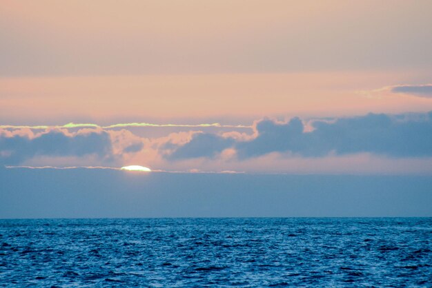 Zdjęcie Obraz zachodzącego słońca w morzu