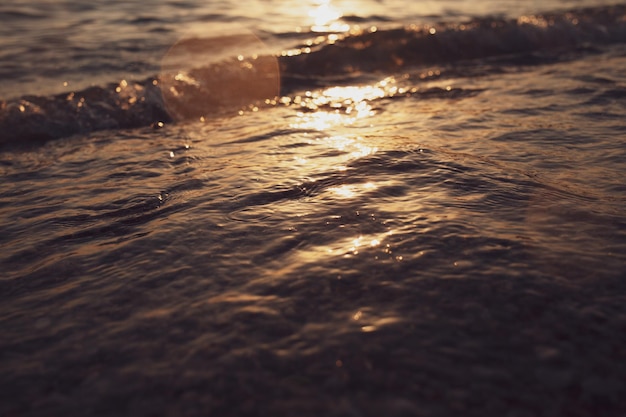 Zdjęcie oceanu ze słońcem zachodzącym na wodzie