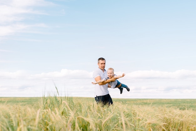 Zdjęcie ojca i syna gracza w lecie na polu