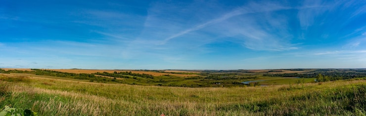 Zdjęcie zdjęcie panoramiczne krajobrazu od wzniesienia do równiny powodziowej rzeki