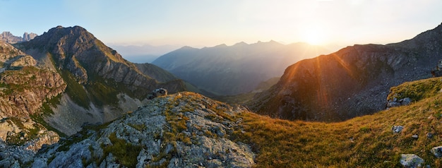 Zdjęcie panoramiczne letniej górskiej doliny Arkhyz