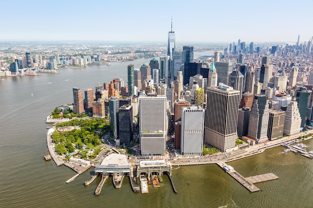 Zdjęcie panoramiczne Nowego Jorku z lotu ptaka przedstawiające Manhattan z wieżowcem World Trade Center w Stanach Zjednoczonych