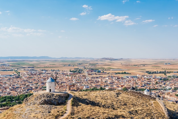 Zdjęcie panoramiczne wiatraków Consuegra z wioską w tle w Toledo, Hiszpania.
