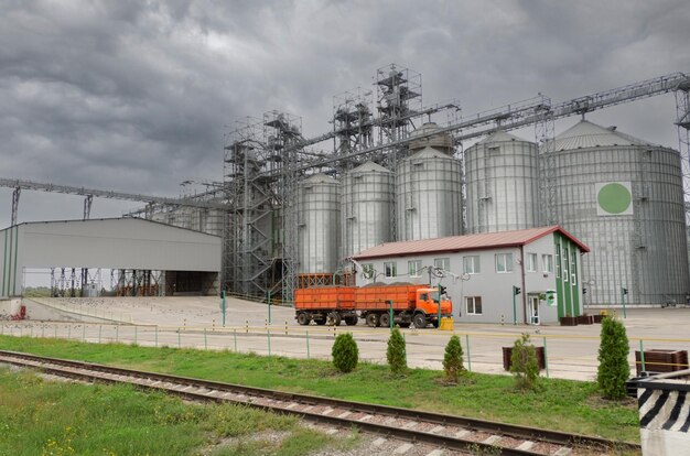 Zdjęcie panoramiczne wyciągu zbożowego w kompleksie rolniczym przeznaczonym do przetwarzania, czyszczenia, suszenia i czyszczenia