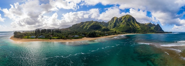 Zdjęcie zdjęcie panoramiczne z lotu ptaka u wybrzeży nad plażą tunnels na hawajskiej wyspie kauai z górami na pali za