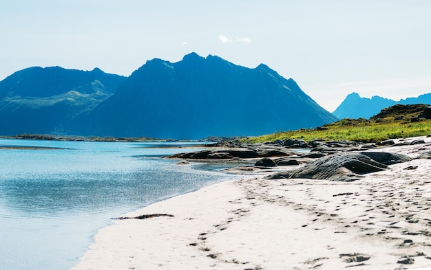 Zdjęcie piaszczystego wybrzeża wzgórz morze niebo w Norwegii na lato