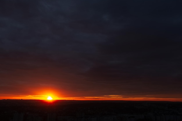 Zdjęcie pięknego krajobrazu z widokiem na zachód słońca z okna