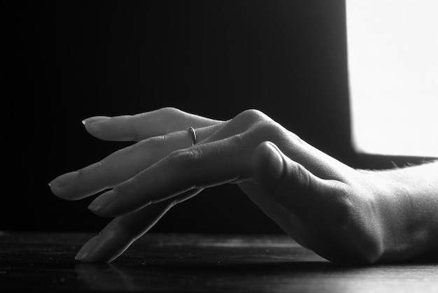 Zdjęcie pięknej delikatnej kobiecej dłoni, która coś robi