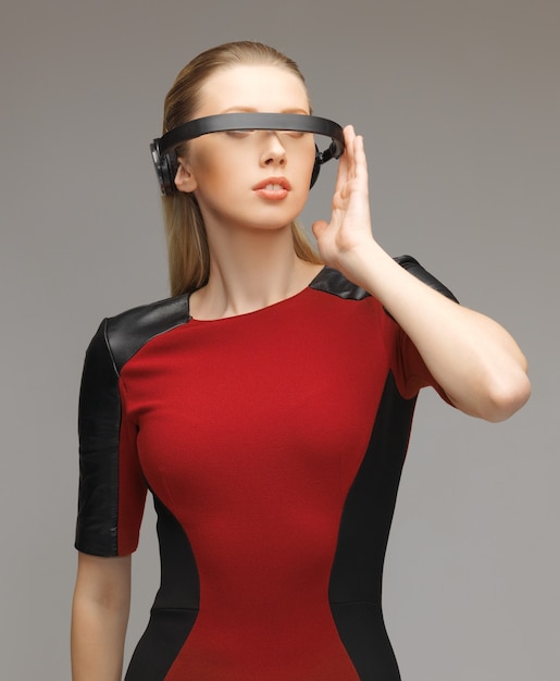 zdjęcie pięknej kobiety w futurystycznych okularach