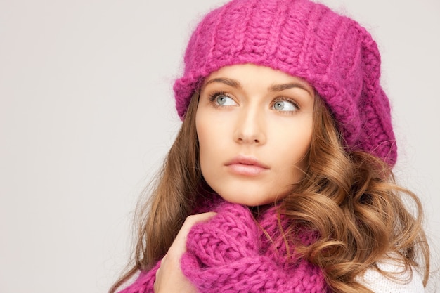 zdjęcie pięknej kobiety w zimowej czapce
