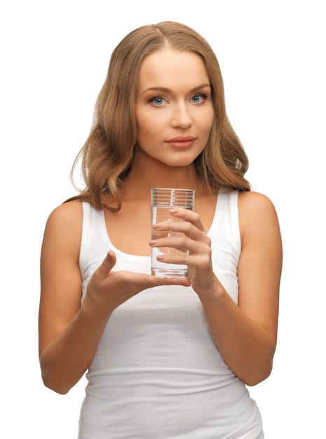 Zdjęcie zdjęcie pięknej kobiety ze szklanką wody