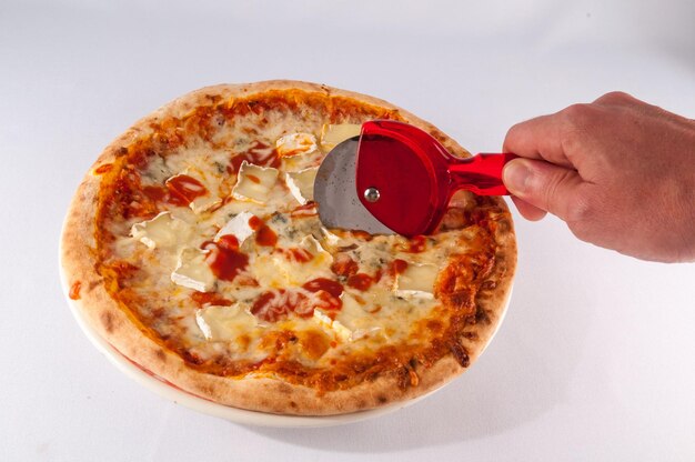 Zdjęcie plastikowego czerwonego noża do krojenia pizzy