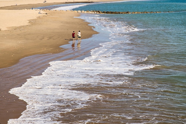 Zdjęcie plaży z chodzącymi ludźmi