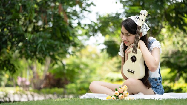 Zdjęcie portret uśmiechnięta Dziewczyna w zielonym parku zielony park miejski na wiosnę uśmiechnięta rozmarzona Uśmiechnięta młoda