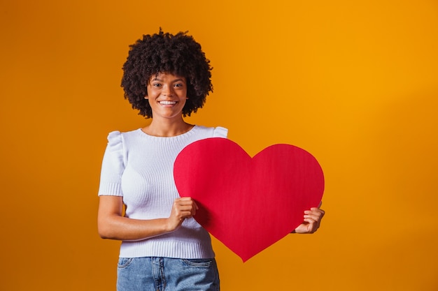 Zdjęcie Portret Uśmiechniętej Kobiety Afro Trzymającej Dużą Czerwoną Kartkę Serca