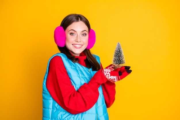 Zdjęcie pozytywnej dziewczyny przygotowuje świąteczny czas noel weekend pokaż mały wiecznie zielony sosnowy nosić różowy sweter z sezonem zimowym na białym tle nad jasnym kolorem tła