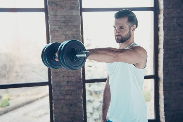 Zdjęcie Profilowe Przystojnego Faceta Z Gorącą Brodą Poranny Trening Mięśnie Bicepsów Podnoszenie Ciężkiego Hantla Kuszący Wygląd Odzieży Sportowej Podkoszulek Dom Treningowy Duże Okna