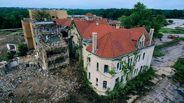 Zdjęcie przedstawiające całkowicie rozpadający się duży opuszczony szpital z lotu ptaka