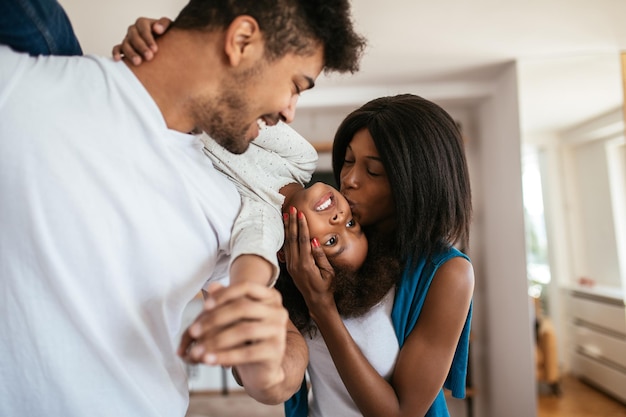 Zdjęcie przedstawiające kochającą czarną rodzinę podczas zabawy w domu