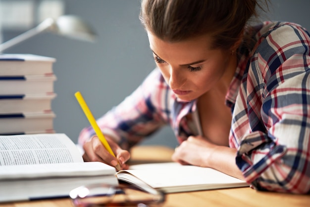 Zdjęcie zdjęcie przedstawiające studentkę uczącą się w domu