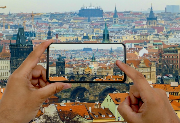 Zdjęcie przez telefon. panorama Pragi Czechy.