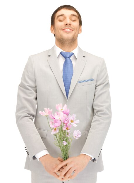 Zdjęcie Przystojnego Mężczyzny Z Kwiatami W Ręku