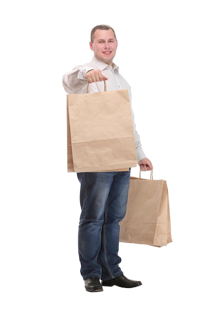 Zdjęcie przystojnego uśmiechniętego mężczyzny w garniturze z torbami na zakupy