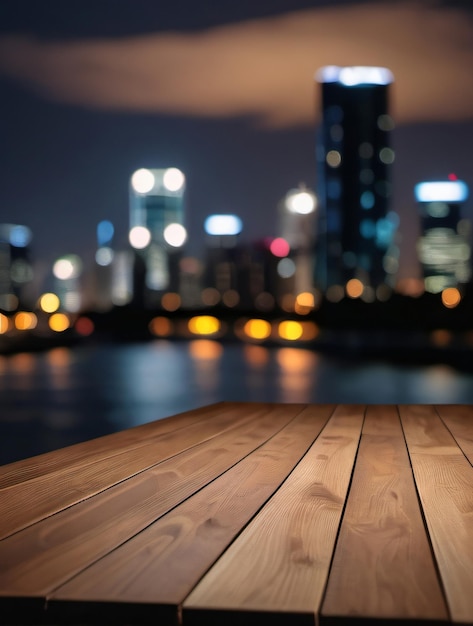 Zdjęcie pustego drewnianego stołu z niewyraźnym nocnym horyzontem miasta i rzeką