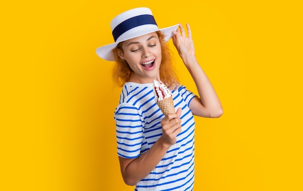 Zdjęcie radosnej letniej dziewczyny z lodami w rożku w retro kapeluszu letnia dziewczyna z rożkiem