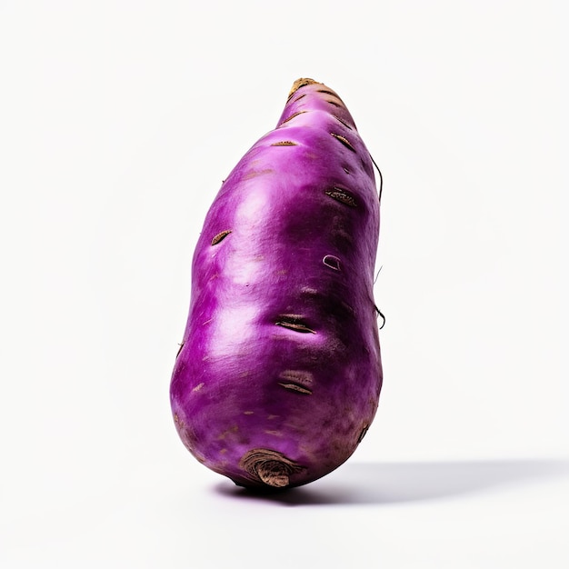 Zdjęcie realistycznego białego tła fioletowego ziemniaka, wygenerowane przez sztuczną inteligencję