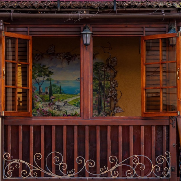 Zdjęcie zdjęcie retro tawerny z brązowym oknem i drzwiami