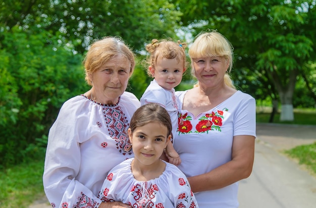 Zdjęcie rodzinne Ukrainki w haftowanych koszulach Selektywna ostrość