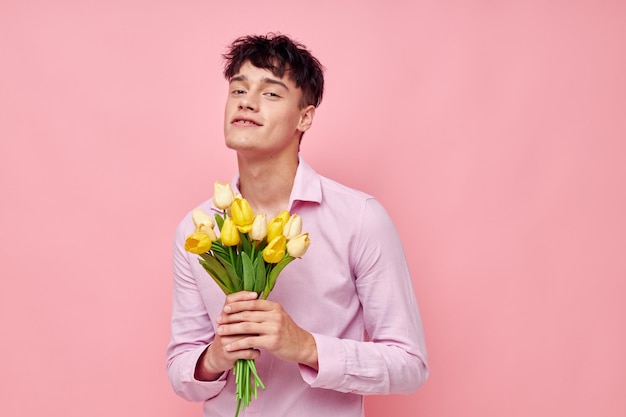 Zdjęcie romantycznego młodego chłopaka bukiet kwiatów randka romans pozuje Styl życia niezmieniony