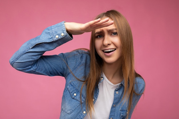 Zdjęcie rozważnej y młodej atrakcyjnej ciemnej blondynki kobiety ze szczerymi emocjami ubranej w stylowy niebieski