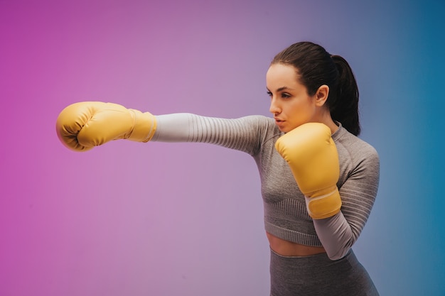 Zdjęcie silnej sportsmenki walczącej w rękawiczkach